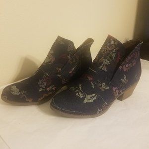 Me Too Denim Blue Floral ankle boot 7.5M